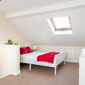 https://2-bed-terraced-house-with-loft-in-stratford-london.brighton-hotels-england.com